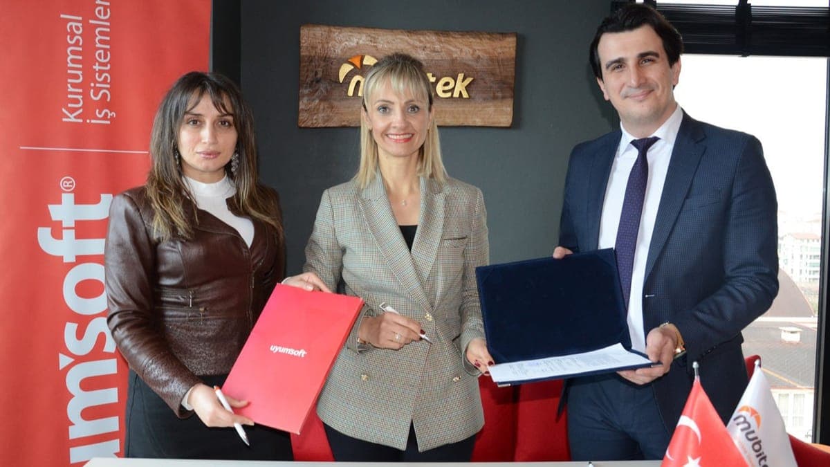 Gül Çiçek Zengin Bintaş Mubitek ofisinde protokol dosyasıyla, Uyumsoft yetkilileriyle