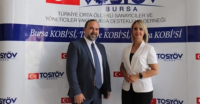 Gül Çiçek Zengin Bintaş ve Yavuz Kazangil TOSYÖV Bursa panosu önünde