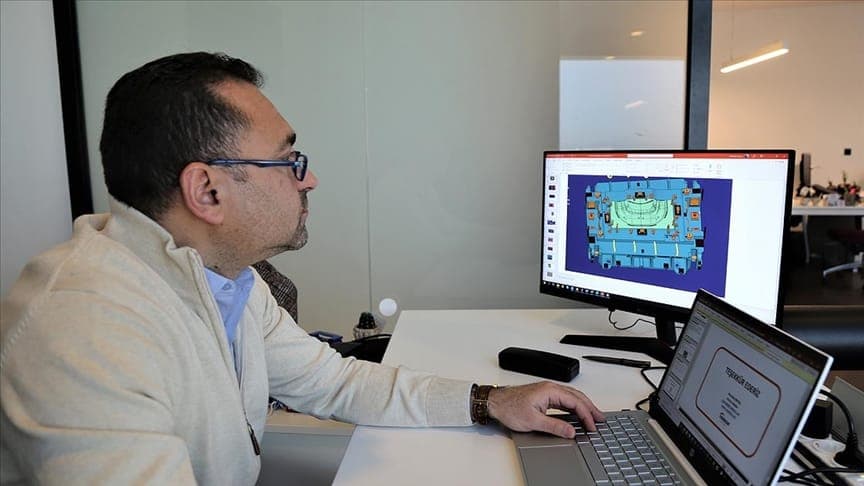 Mubitek tasarım ofisinde ekran başında kalıp modeli üzerinde çalışan mühendis